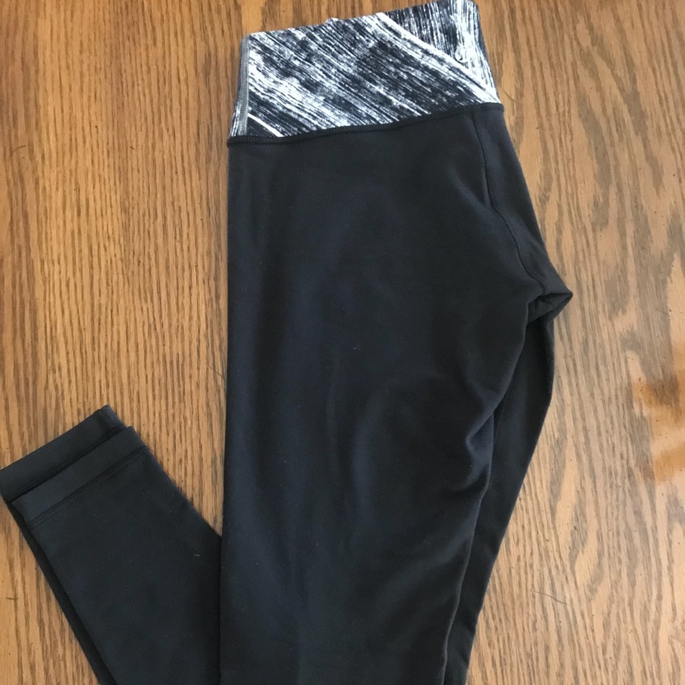 Lululemon Wunder Under, medium rise, size 6